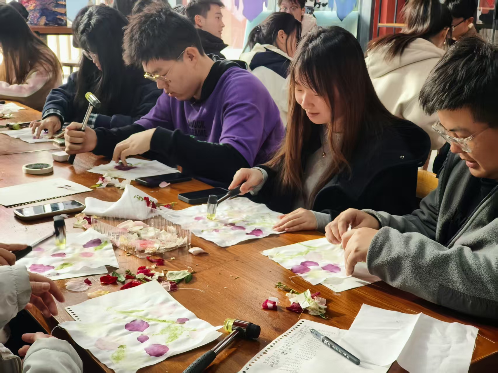 【艺术实践】拓花草之印 染自然之美 ——植树节特别活动暨DIY系列活动第十期植物拓染活动-泰山科技学院行政管理学院